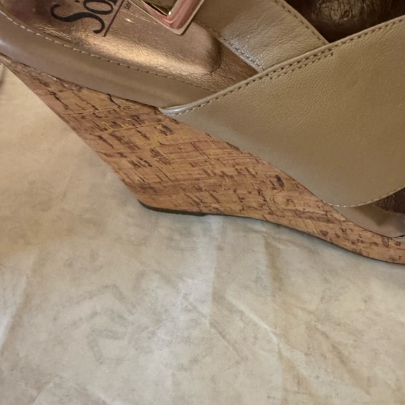NWOT Beautiful Elegant Glam Summer Fun Women’s Size 11 Gold Wedges by SOFFT - Picture 10 of 15